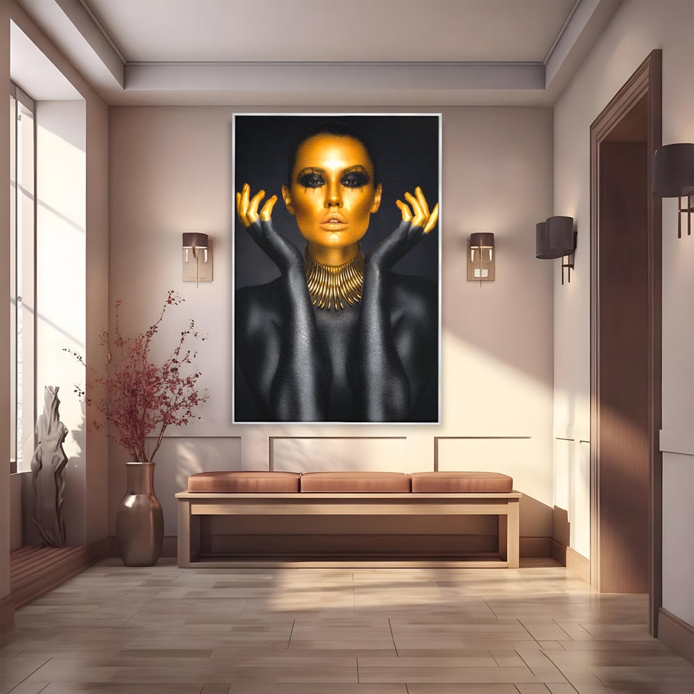 Tablou canvas cu tablou portret femeie aurie, in rama de aluminiu argintiu